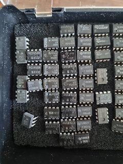Sammlung verschiedener integrierter Schaltkreise in einer Box