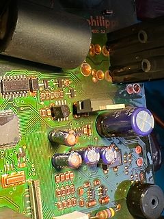 Nahaufnahme einer bestückten Leiterplatte mit Elektrolytkondensatoren