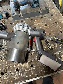 Zerlegter Dyson Staubsauger auf Werkbank
