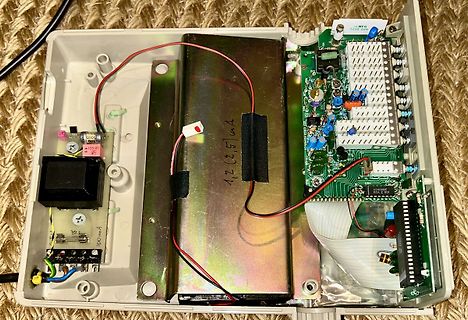 Geöffnetes elektronisches Gerät mit Platine und Akku