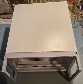 Weißes Gehäuse eines elektronischen Geräts