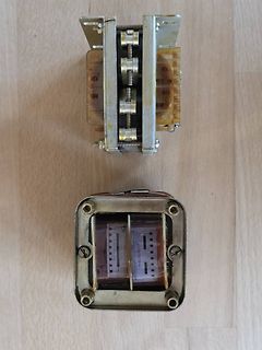 Elektrische Bauteile auf Holzuntergrund