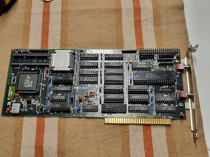 Alte ISA-Steckkarte mit integrierten Chips