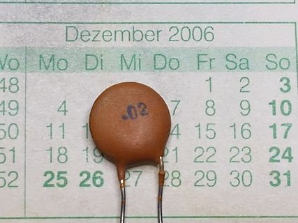 Keramikkondensator auf Kalender