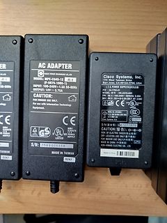 Drei AC-Adapter auf Holzuntergrund