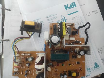 Leiterplatte eines Netzteils auf Papier