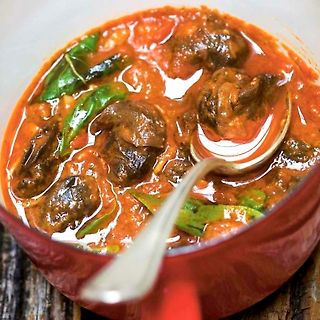 Eintopf mit Fleisch und grünem Gemüse in einer Schüssel