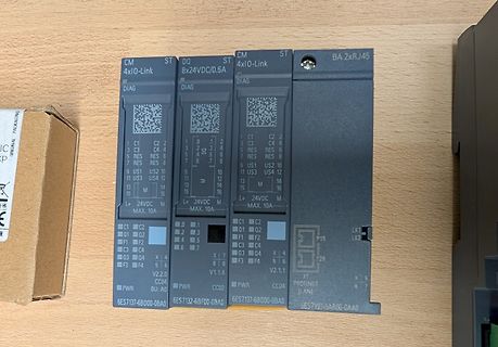 Vier Siemens SIMATIC I/O Module