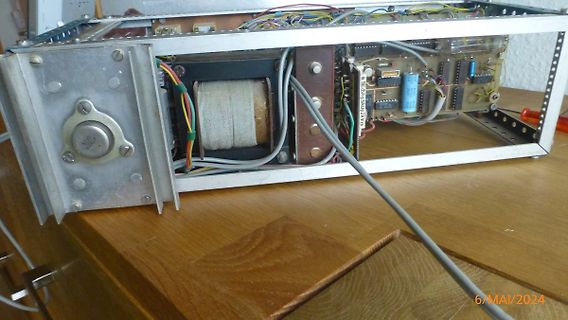Innenansicht eines geöffneten elektronischen Geräts