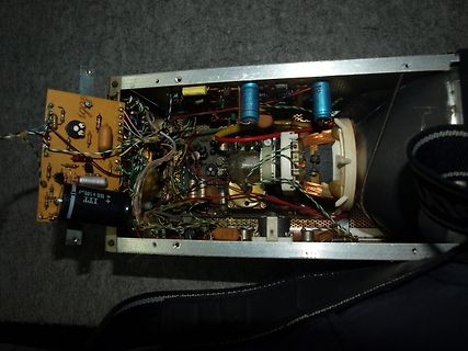 Innenansicht eines elektronischen Geräts mit Bauteilen