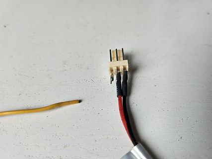 Elektrischer Stecker mit Kabeln auf weißem Untergrund
