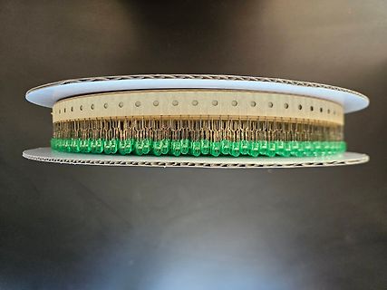 Aufgerollte grüne LEDs auf einer Spule
