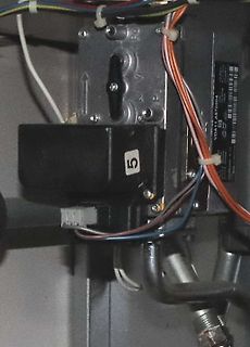 Innenansicht eines elektronischen Geräts mit Verkabelung
