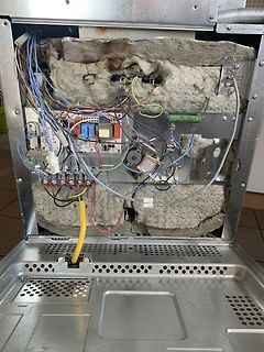 Innenansicht eines Elektrogeräts mit Verkabelung und Isolierung