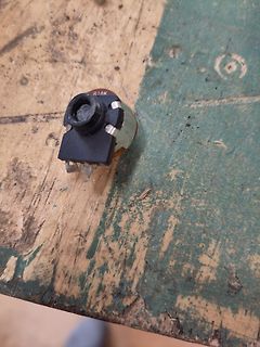 Potentiometer auf Werkstattunterlage