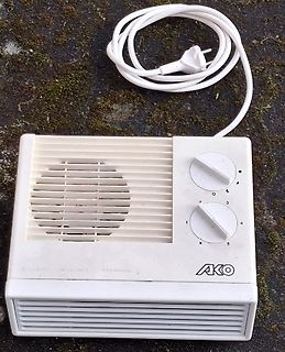Elektrisches Gerät mit AKO Logo und Netzkabel