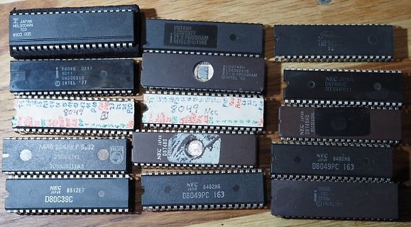 Sammlung verschiedener Mikrocontroller und integrierter Schaltkreise