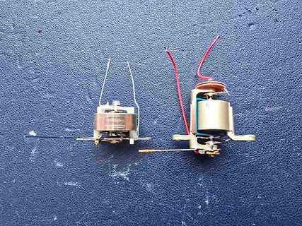 Zwei kleine Elektromotoren mit Kabeln