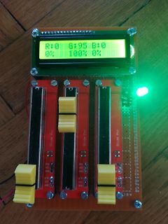Selbstbau-Platine mit LCD-Display und Potentiometern
