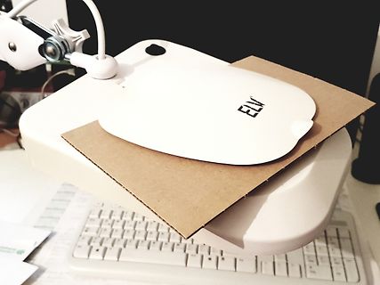 Weiße Unterlage auf Pappe über Tastatur