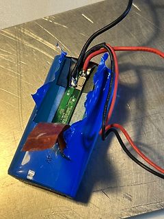 Bastelprojekt mit Leiterplatte, Akku und blauem Klebeband