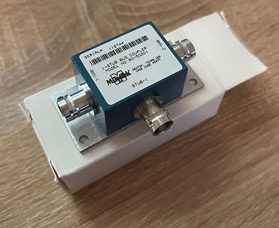 1-Stub Bus Coupler auf weißem Karton