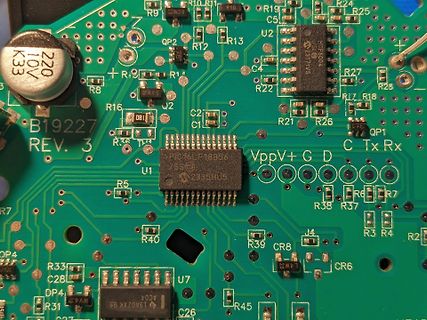Nahaufnahme einer bestückten Leiterplatte mit Mikrocontroller