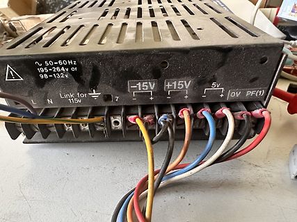 Anschlüsse eines Schaltnetzteils mit Kabeln