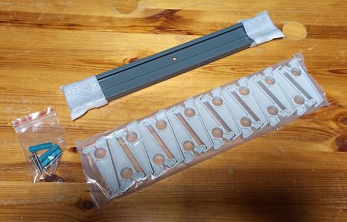 Metallteile und Schrauben auf Holztisch