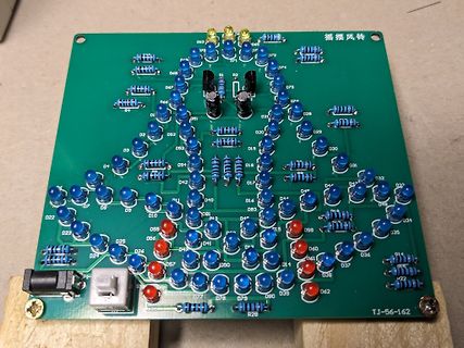 Bestückte grüne Leiterplatte mit LEDs und Widerständen