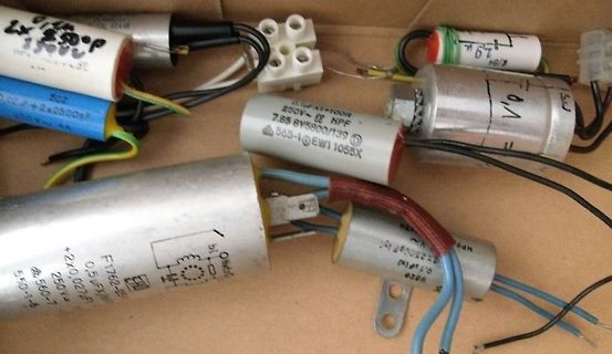 Aufbau mit mehreren Elektrolytkondensatoren und Kabeln