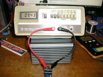 Digitalmultimeter mit Messspitzen an Bauteil
