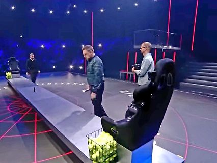 Personen in einem Fernsehstudio mit Requisiten