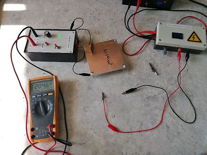 Elektrischer Versuchsaufbau mit Messgeräten und Platten