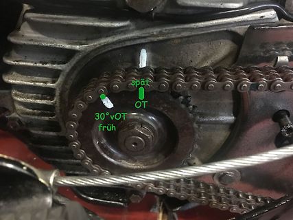 Motor mit markierter Steuerkette und Zahnrad