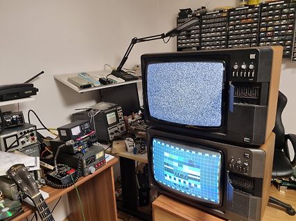 Werkstatt mit alten Röhrenfernsehern und Messgeräten