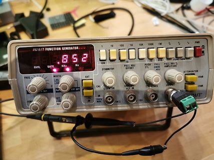 FG1617 Funktionsgenerator auf Werkstatt-Tisch