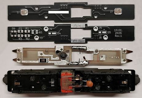 Zerlegte Leiterplatten und Gehäuseteile eines elektronischen Geräts