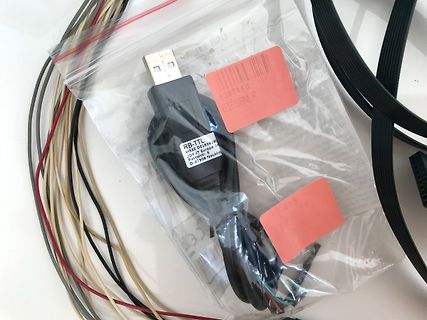 USB-Kabel in Plastikbeutel mit Kabeln