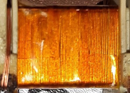 Makroaufnahme eines elektronischen Bauteils mit goldener Beschichtung