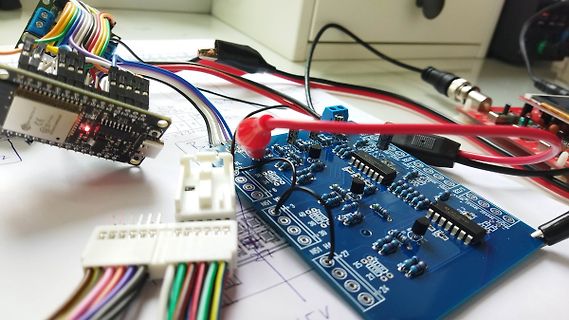 Elektronik-Aufbau mit Leiterplatte, Mikrocontroller und Messleitungen
