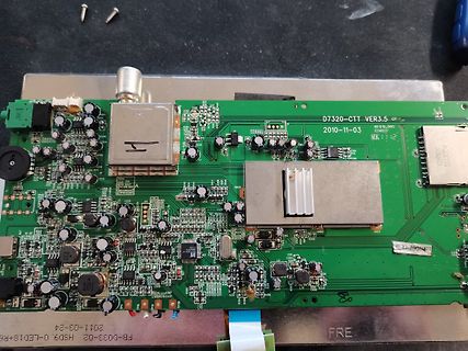 Foto einer Leiterplatte mit Metallabdeckungen