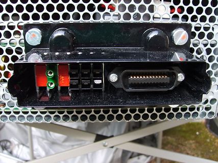 Elektrischer Anschluss mit Steckverbindern an Metallgitter