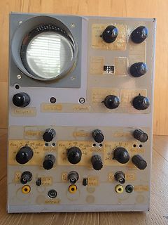 Altes analoges Oszilloskop mit Bedienknöpfen