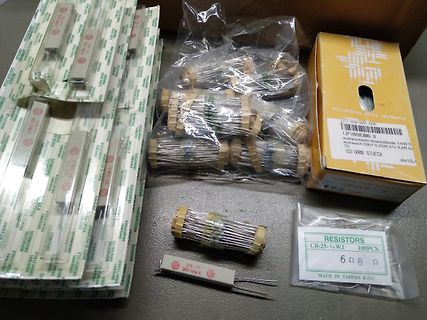 Verschiedene Packungen und lose Kohleschichtwiderstände