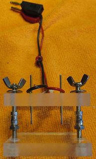 Aufbau einer Elektrolyse-Zelle mit Acrylplatten