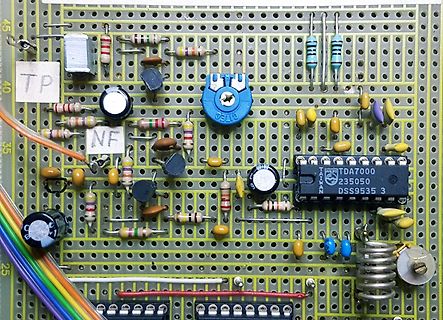 Bestückung einer Lochrasterplatine mit elektronischen Bauteilen