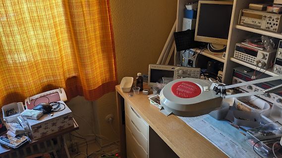 Elektronik-Werkstatt mit Messgeräten und Arbeitsplatz