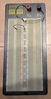 Steckplatine mit Breadboard und Messleitungen
