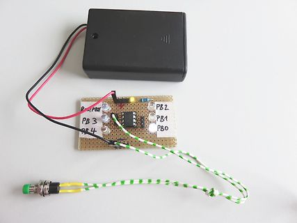 Prototyp-Leiterplatte mit Mikrocontroller und LEDs